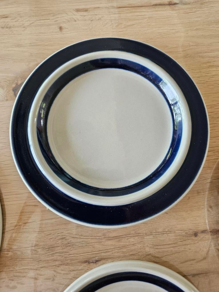 Arabia Anemone blue borden - made in finland, Huis en Inrichting, Keuken | Servies, Ophalen of Verzenden, Zo goed als nieuw