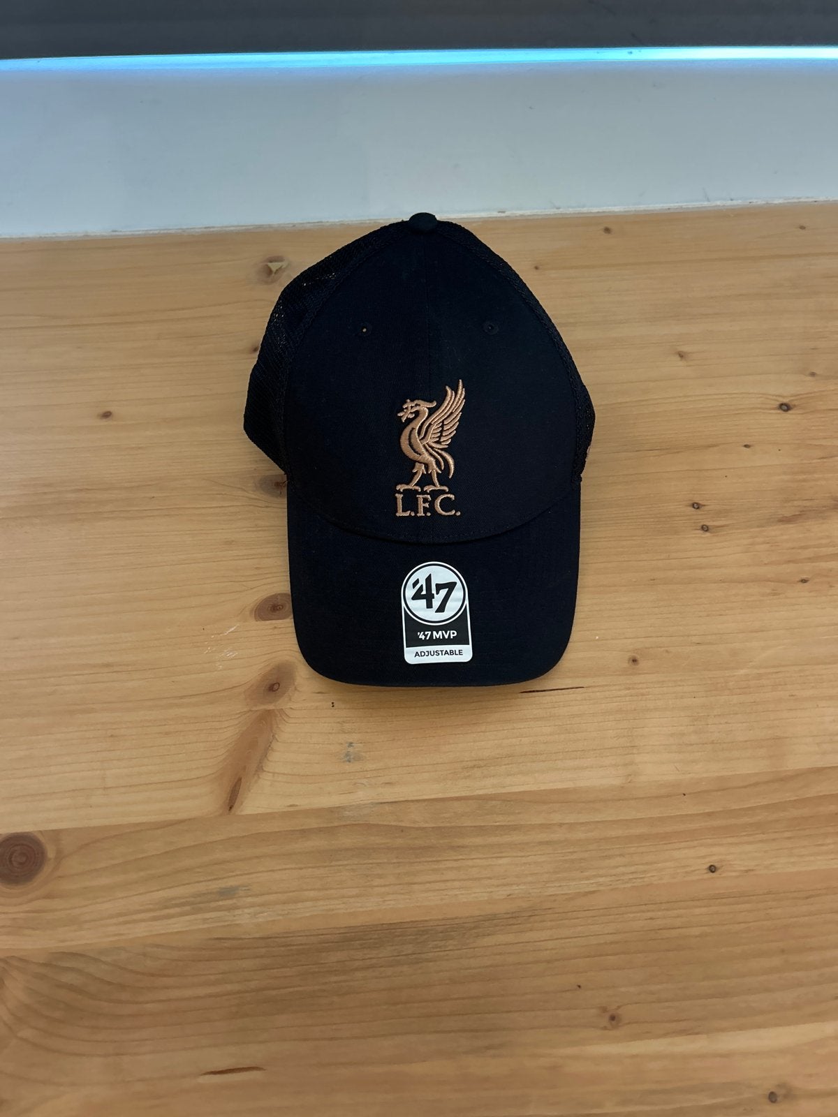 Liverpool FC Pet - Zwart met gouden logo, Kleding | Heren, Ophalen of Verzenden, Nieuw, One size fits all, Pet