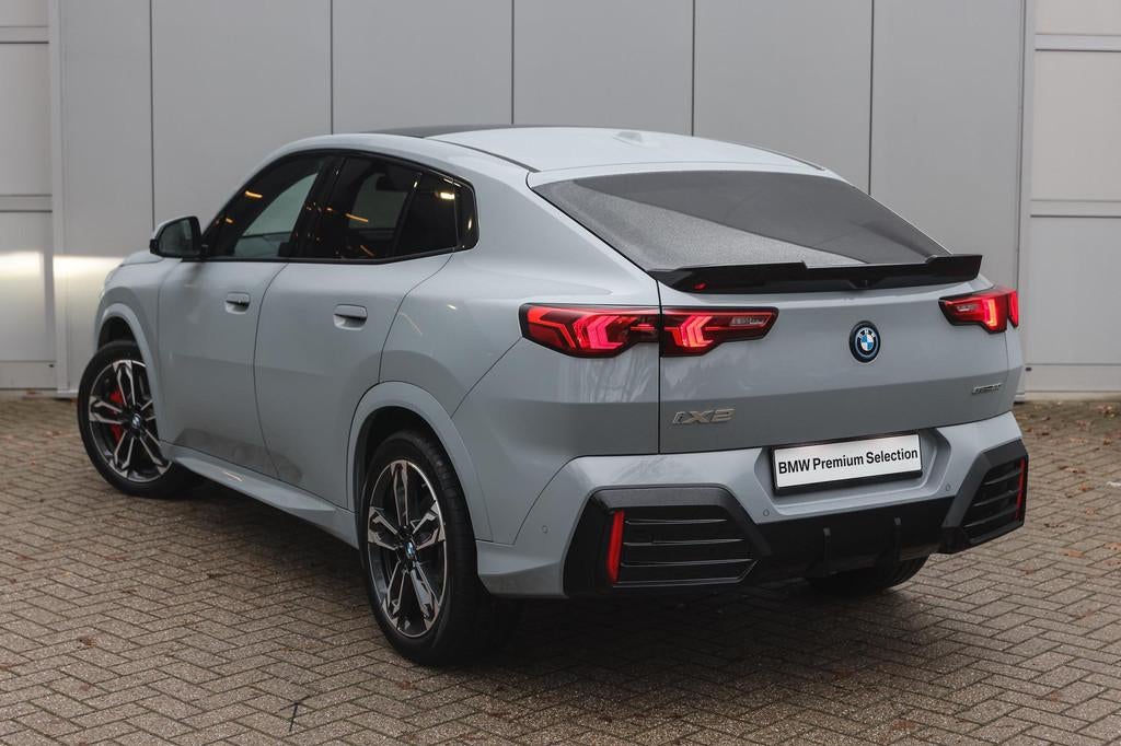 BMW iX2 eDrive20 High Executive M Sport / Panoramadak / Trek, Auto's, BMW, 478 km, IX2, Met garantie (alle), 24 min