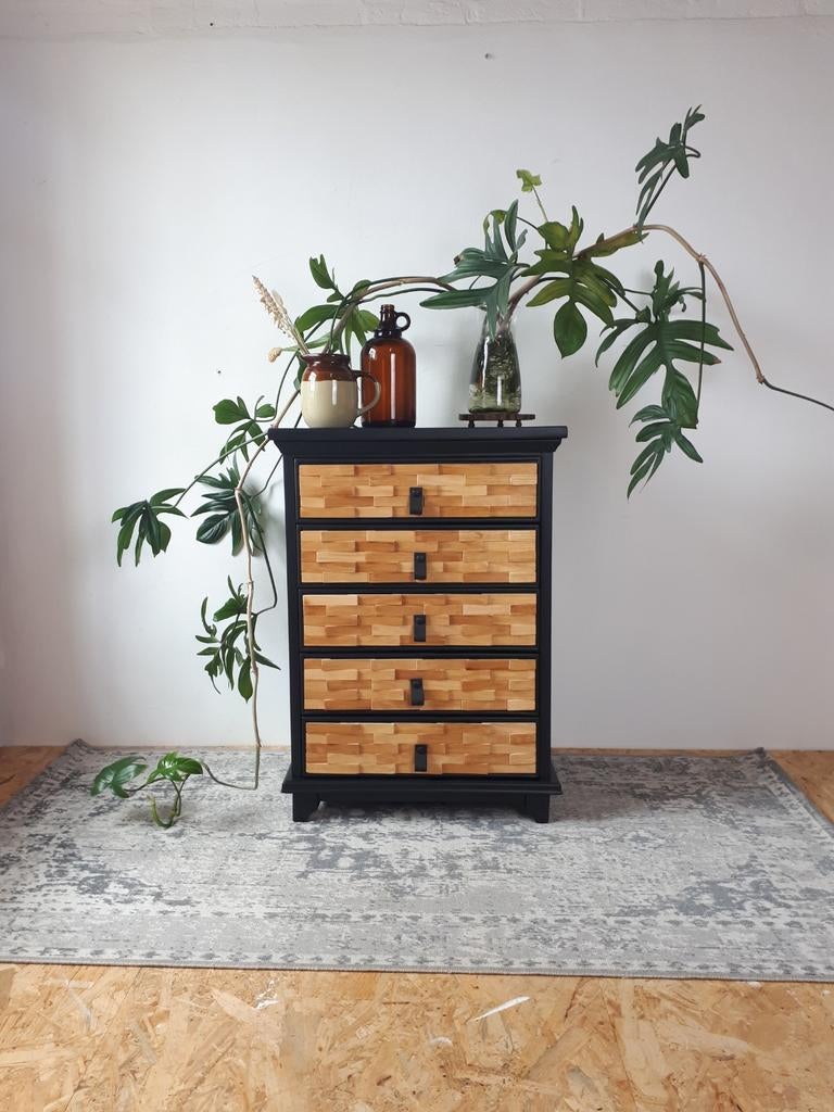 Unieke ladekast met houten blokjes en leren handgrepen, Huis en Inrichting, Kasten | Ladekasten, Overige houtsoorten, 5 laden of meer