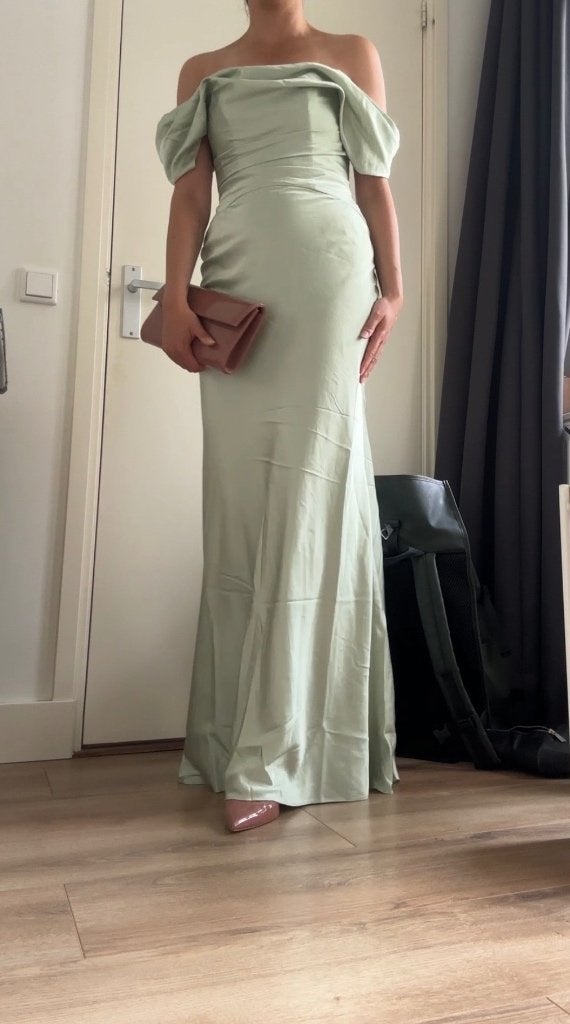 NIEUW Lichtgroene jurk van satijn met bardot halslijn, Kleding | Dames, Gelegenheidskleding, Nieuw, Galajurk, Maat 38/40 (M), Groen