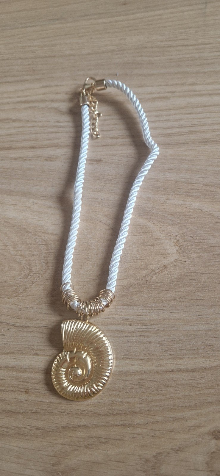 Elegante ketting met gouden schelp hanger, Ophalen of Verzenden, Zo goed als nieuw, Goud, Overige materialen