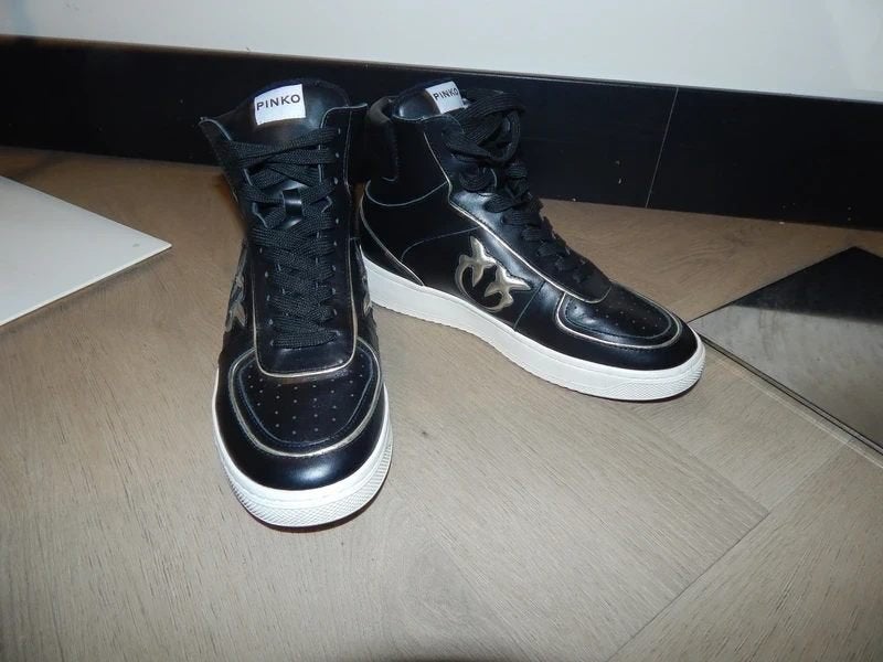 Pinko zwarte hoge sneakers goud merklogo zijkant Als Nieuw38, Pinko, Verzenden, Zwart, Sneakers of Gympen