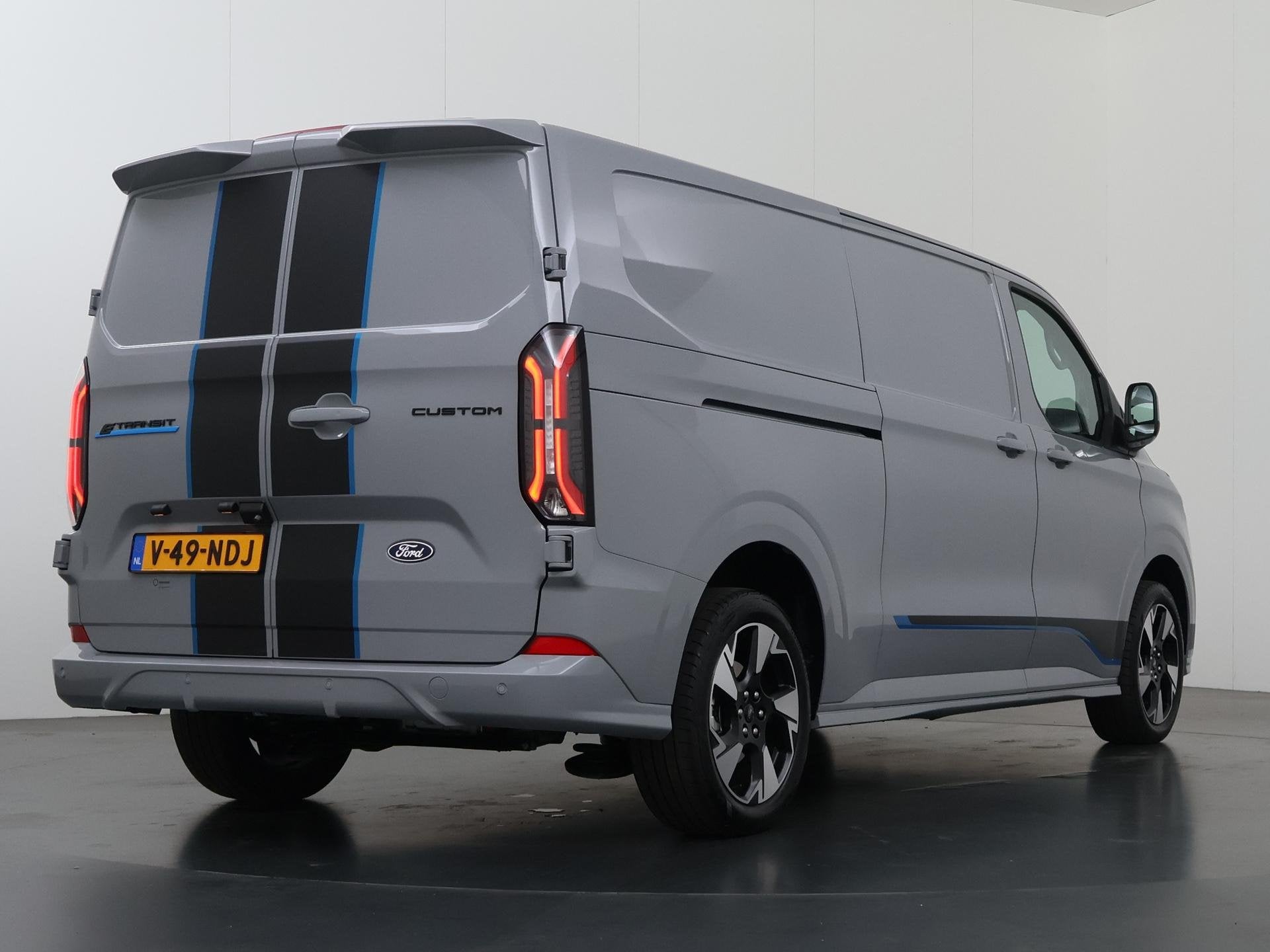Ford E-Transit Custom 320 | L2 H1 | LIMITED SPORT | 65 kWh |, Auto's, Automaat, Gebruikt, Zwart, 470 min