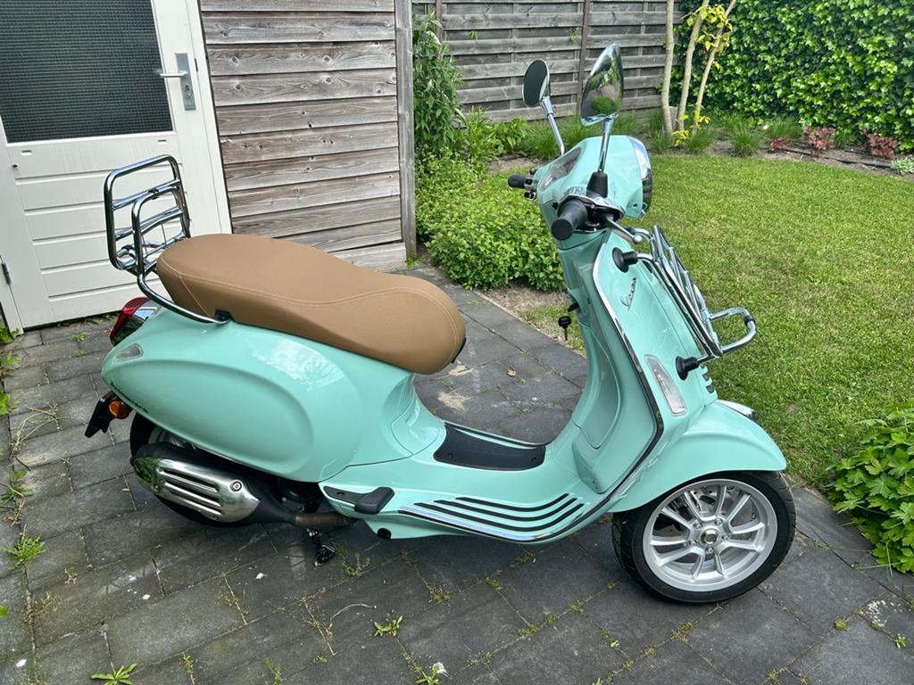 Vespa Primavera 45km/u - Zo goed als nieuw, incl. helm en sl, Fietsen en Brommers, Scooters | Vespa, Ophalen, Overige modellen