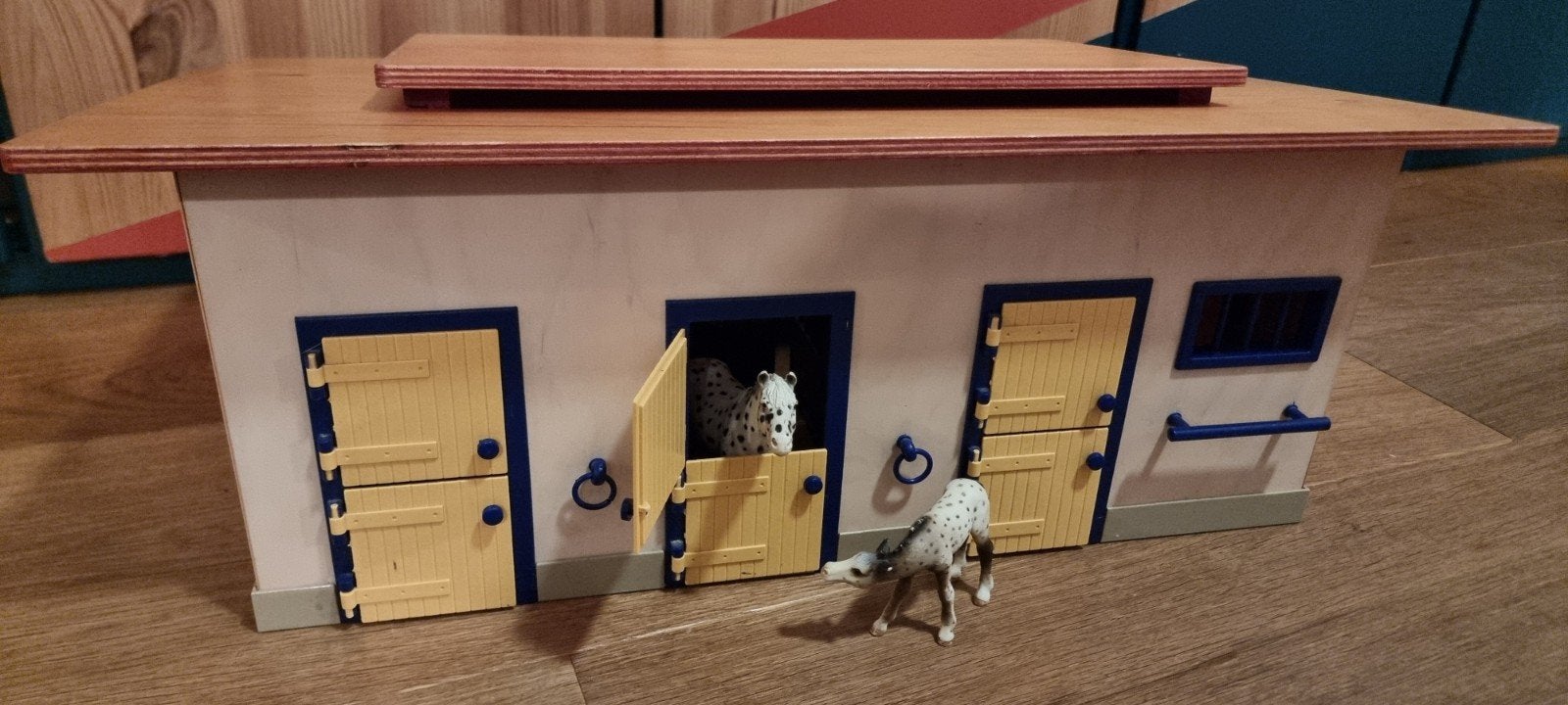 Schleich paardenstal van hout met paard en veulen, Ophalen of Verzenden, Jongen of Meisje