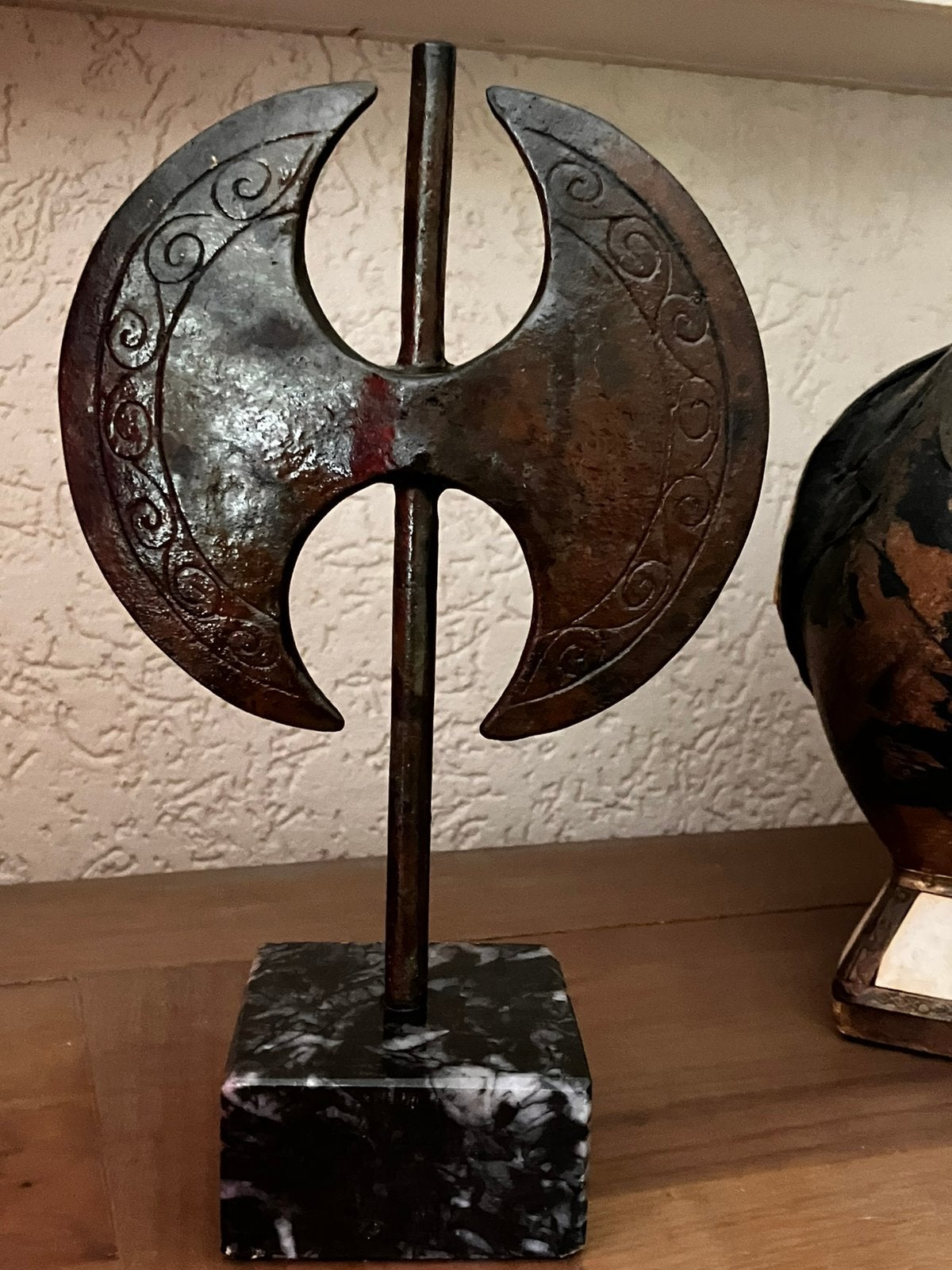 Vintage bronzen Labrys op marmeren sokkel, Ophalen of Verzenden