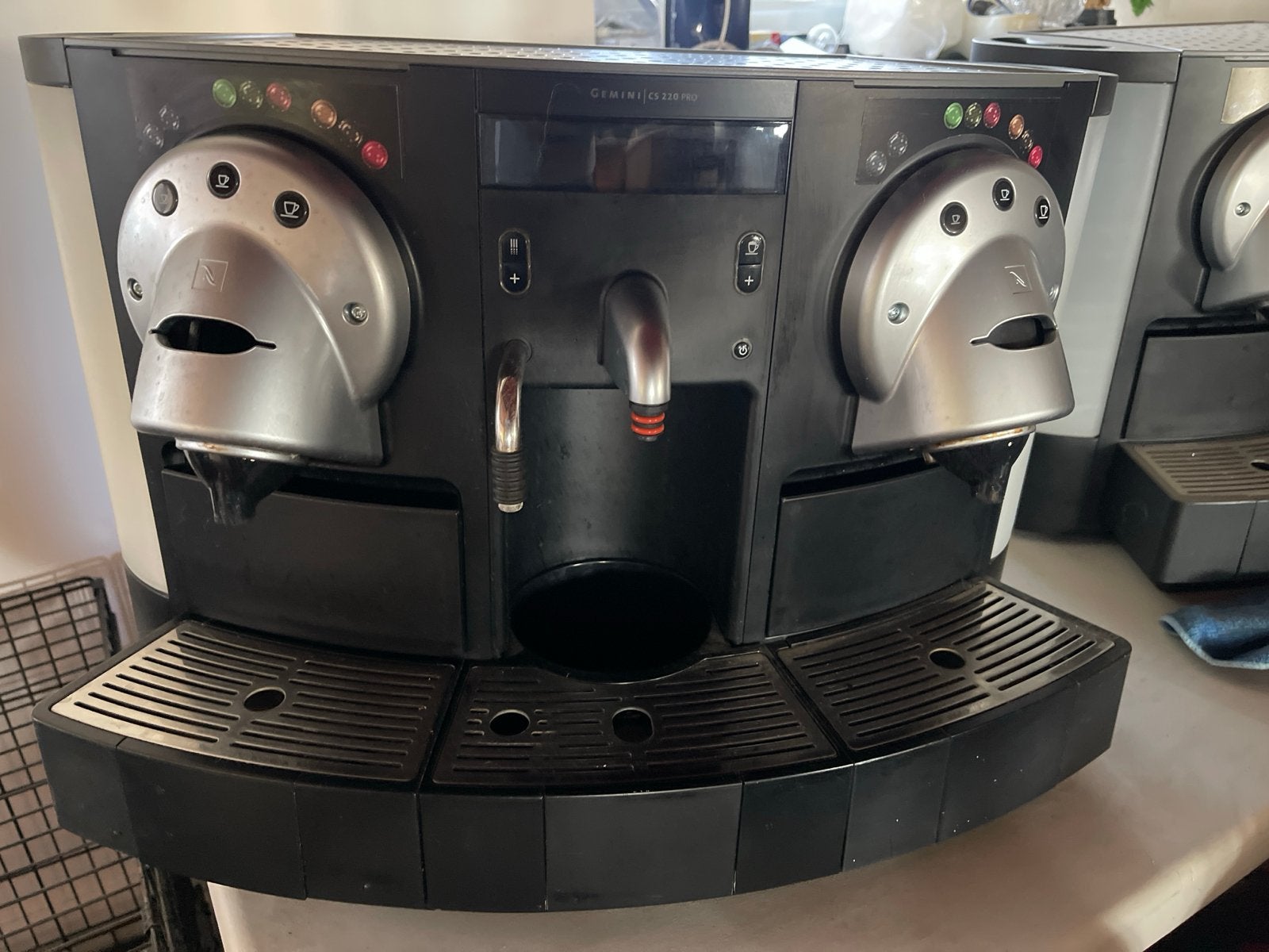 Nespresso Professional CS220 - 1 werkende zijde, Witgoed en Apparatuur, Ophalen, Niet werkend, Koffiemachine, Koffiepads en cups