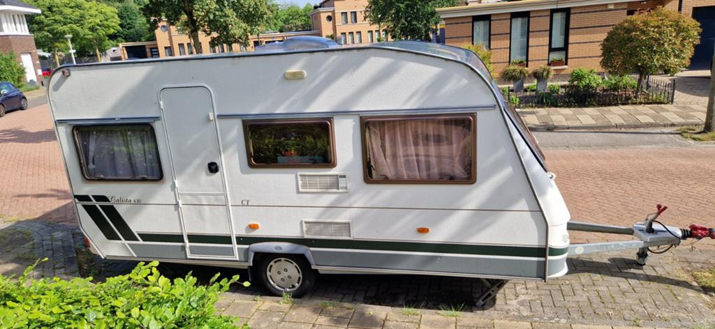Chateau Calista 430 CT caravan uit 2001, Caravans en Kamperen, Caravans, Vast bed, Openslaande ramen, Particulier, 4 tot 5 meter