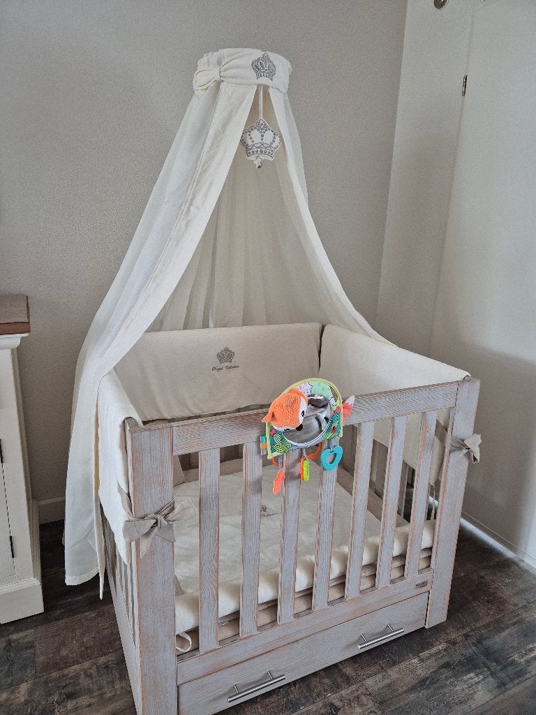 MOET WEG! Baby box met aankleding Royal colletie, Kinderen en Baby's, Ophalen, Zo goed als nieuw, Vierkant, In hoogte verstelbaar