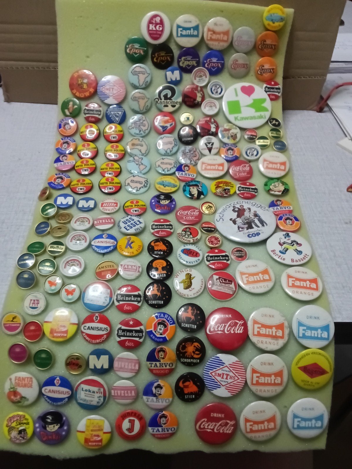 Ruim 100 buttons,van verschllende merken en fabrikanten., Ophalen of Verzenden, Overige onderwerpen