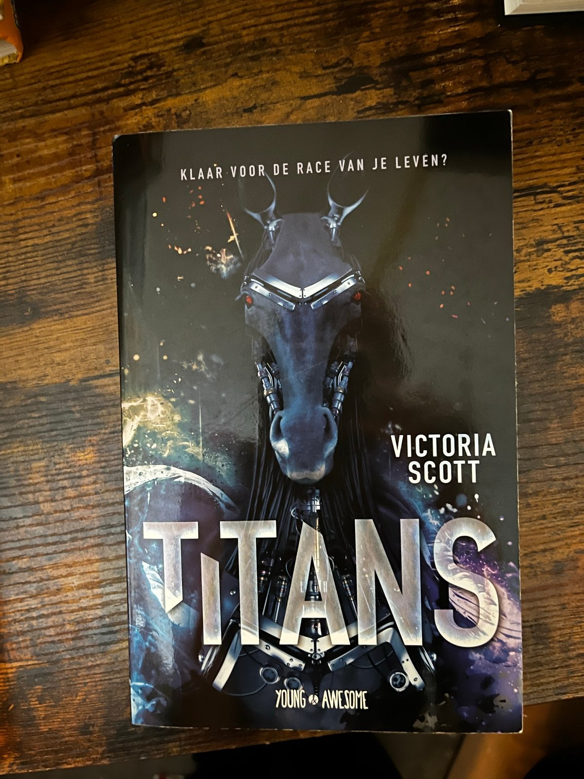 Titans - Victoria Scott (Young & Awesome), Ophalen of Verzenden, Zo goed als nieuw