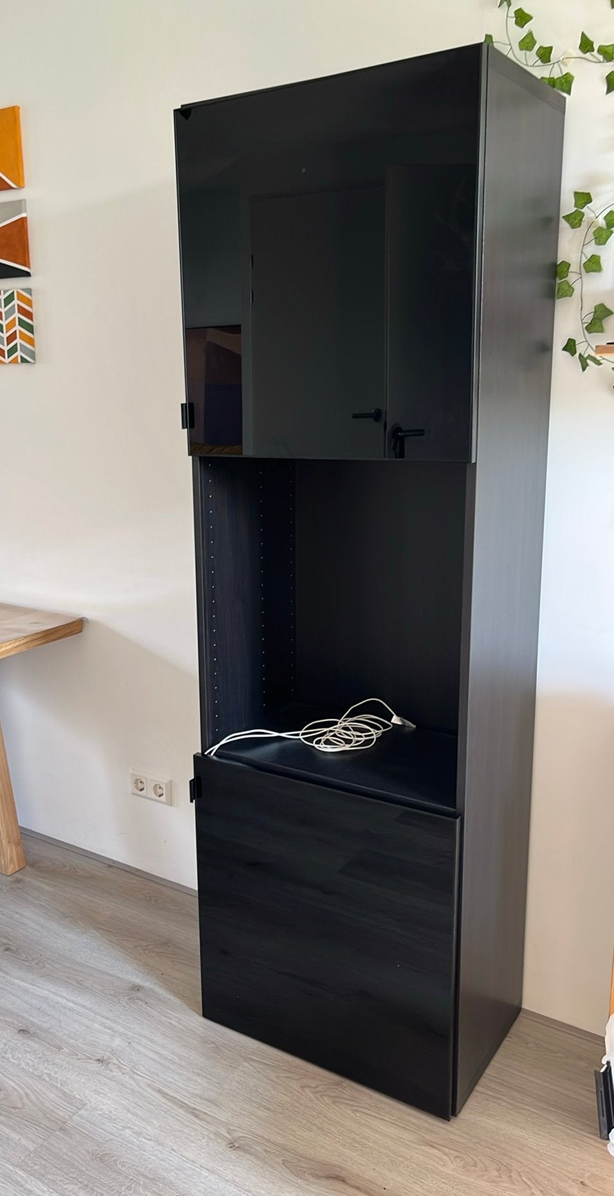 IKEA BESTÅ hoge kast zwartbruin – 192 glazen deuren + licht, Huis en Inrichting, Ophalen, Overige houtsoorten, 50 tot 100 cm, Zo goed als nieuw