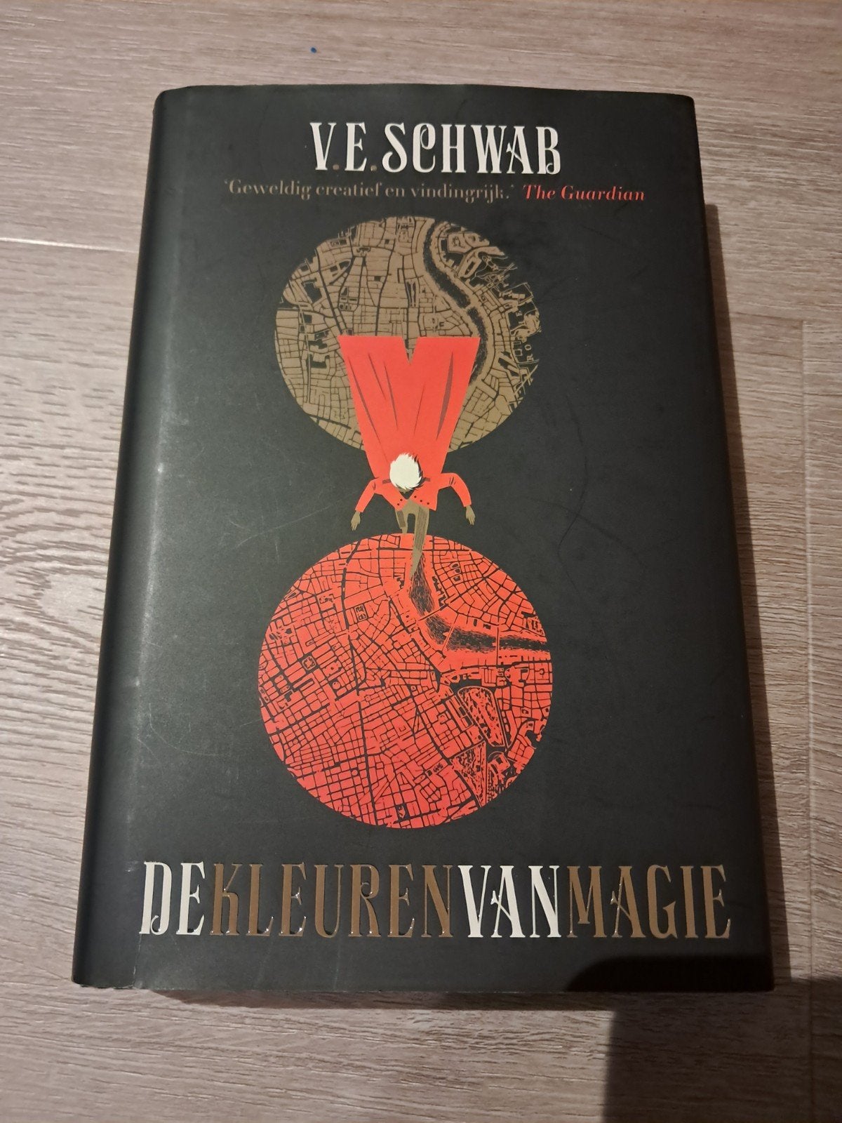 V.E. Schwab - De kleuren van magie, Ophalen of Verzenden, Zo goed als nieuw, V.E. Schwab