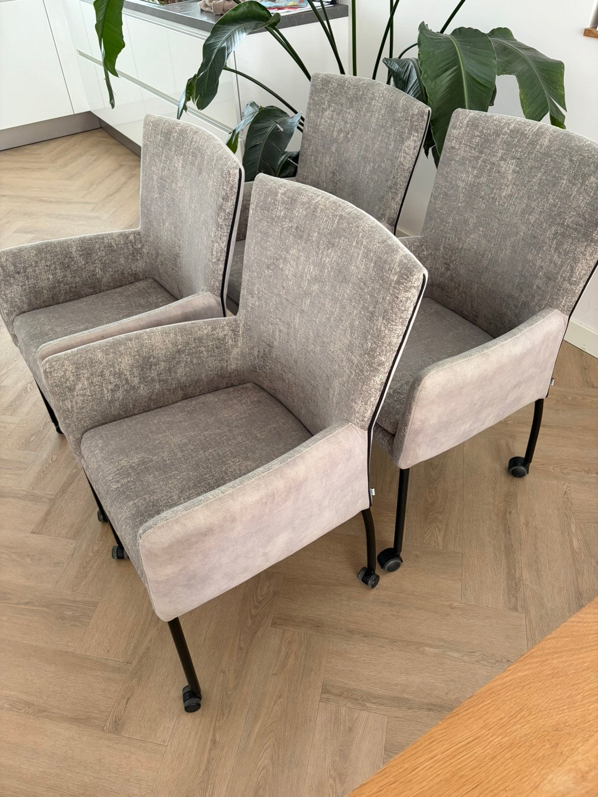 4x Just Design | Olav eetkamerstoel op wieltjes, Huis en Inrichting, Ophalen, Zo goed als nieuw, Vier, Stof