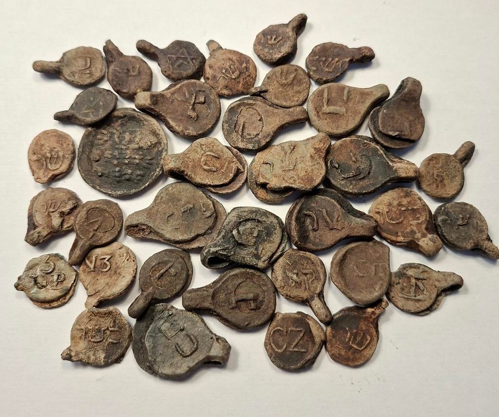 Bodemvondsten koosjer zegelloodjes, 17 en 18 eeuws, Ophalen of Verzenden