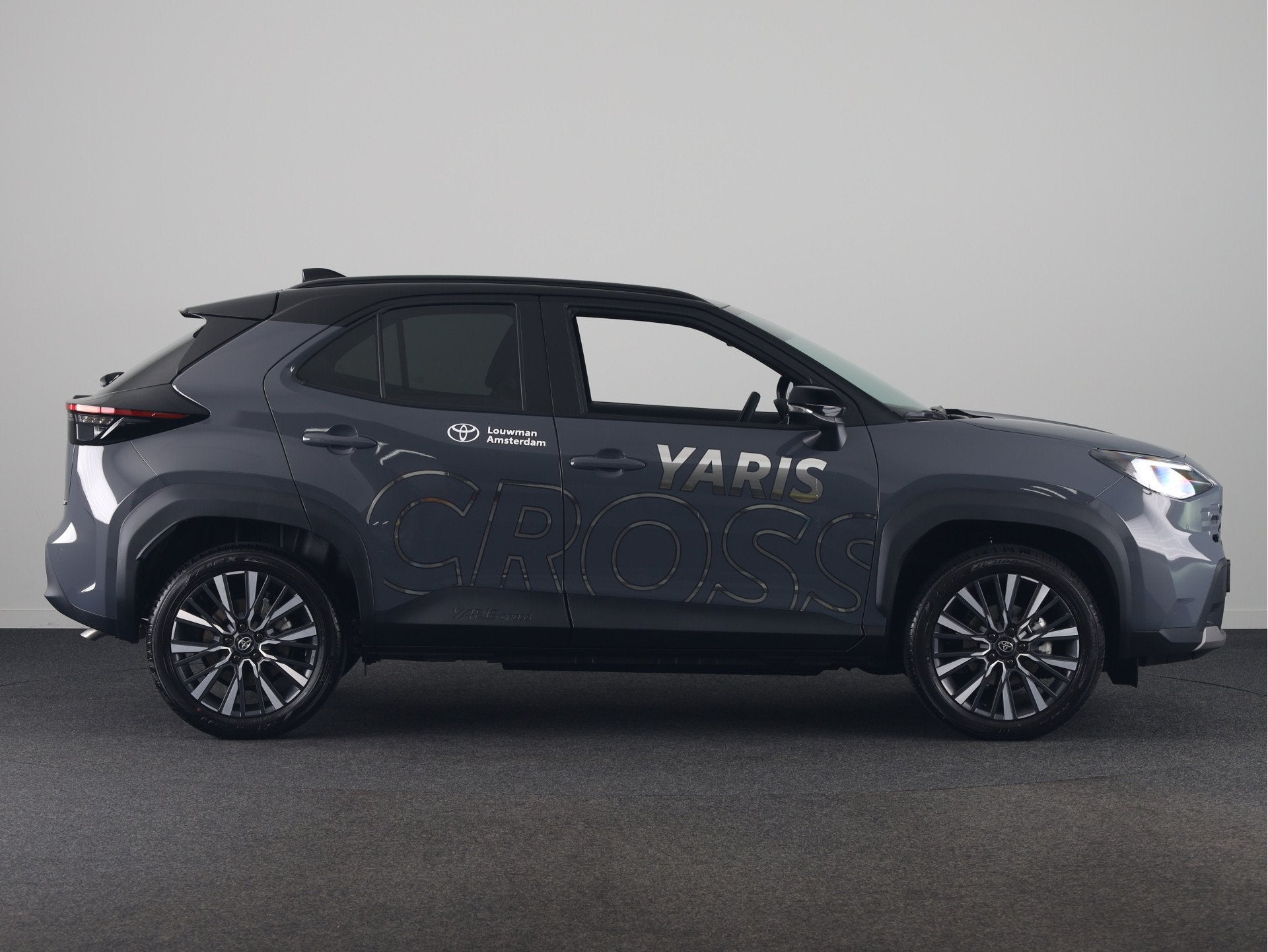 Toyota Yaris Cross 1.5 Hybrid 130 Executive *DEMO* | Premium, Leder en Stof, Bedrijf, Hybride Elektrisch/Benzine, 3 cilinders