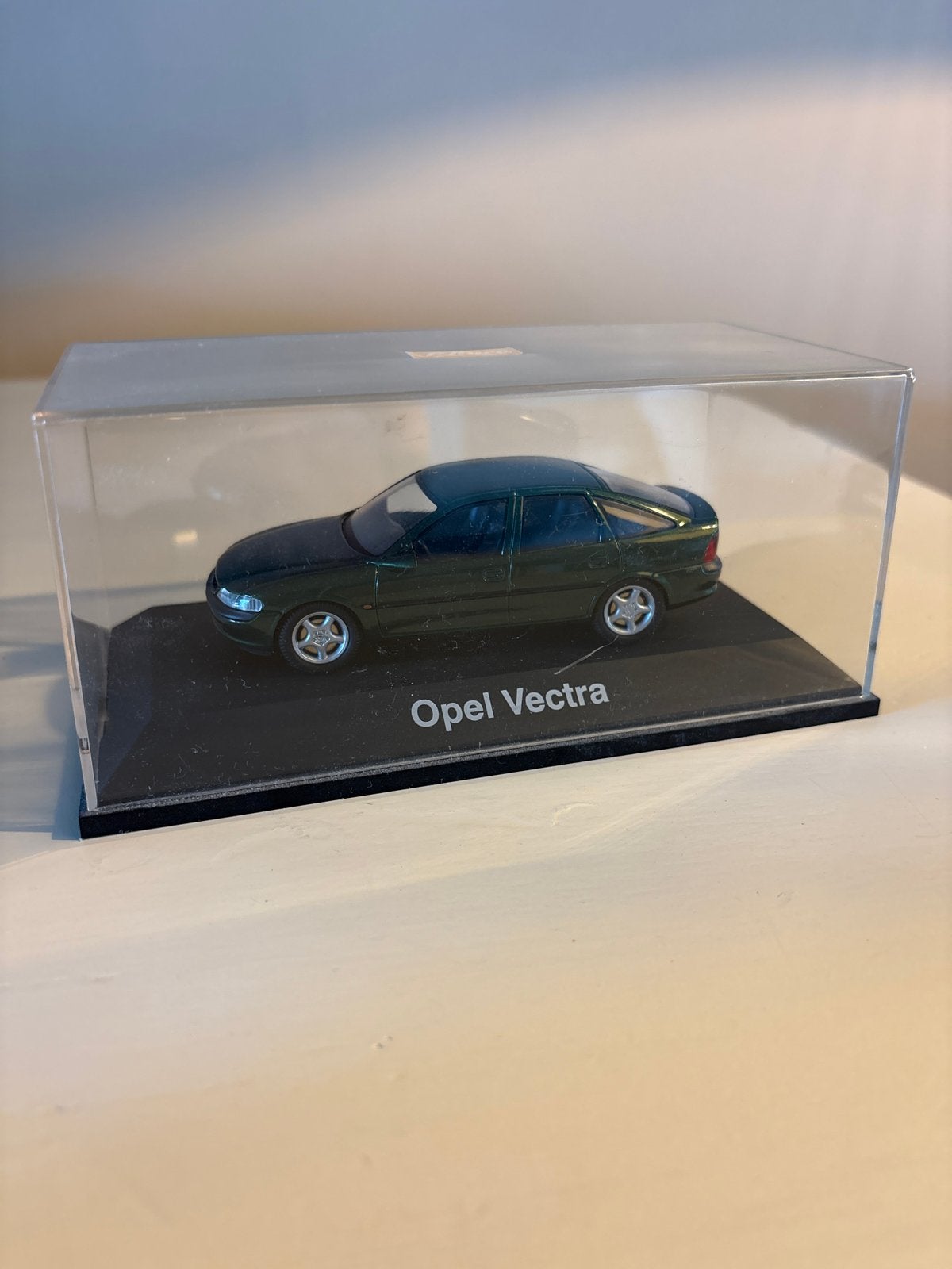 Opel Vectra schaalmodel in vitrine, Ophalen of Verzenden, Zo goed als nieuw, Overige typen