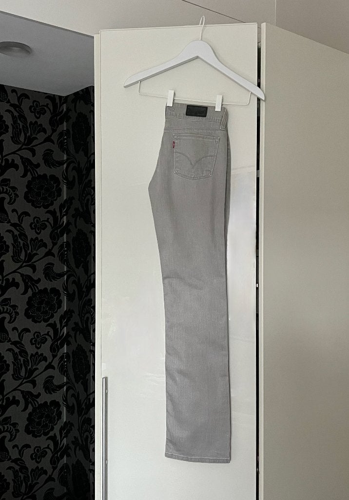 NIEUW: Levis zachtgrijze jeans #570 straight fit; mt. 28/34, Kleding | Dames, Nieuw, Ophalen of Verzenden, W28 - W29 (confectie 36)