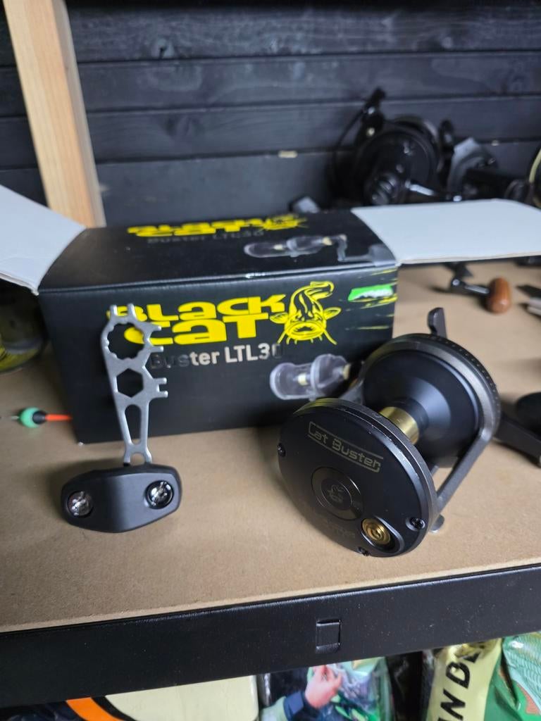 Blackcat buster lt30.   Meerval reel, Watersport en Boten, Ophalen of Verzenden, Zo goed als nieuw, Molen
