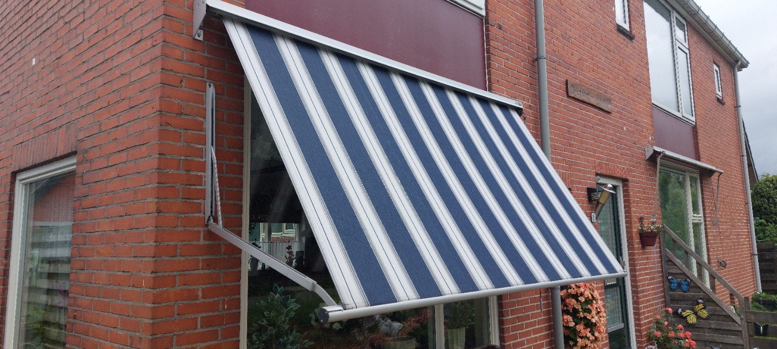 Knikarmscherm - Blauw/Wit gestreept - Handbediend, Tuin en Terras, Ophalen, Gebruikt, 150 tot 300 cm, 250 cm tot 450 cm