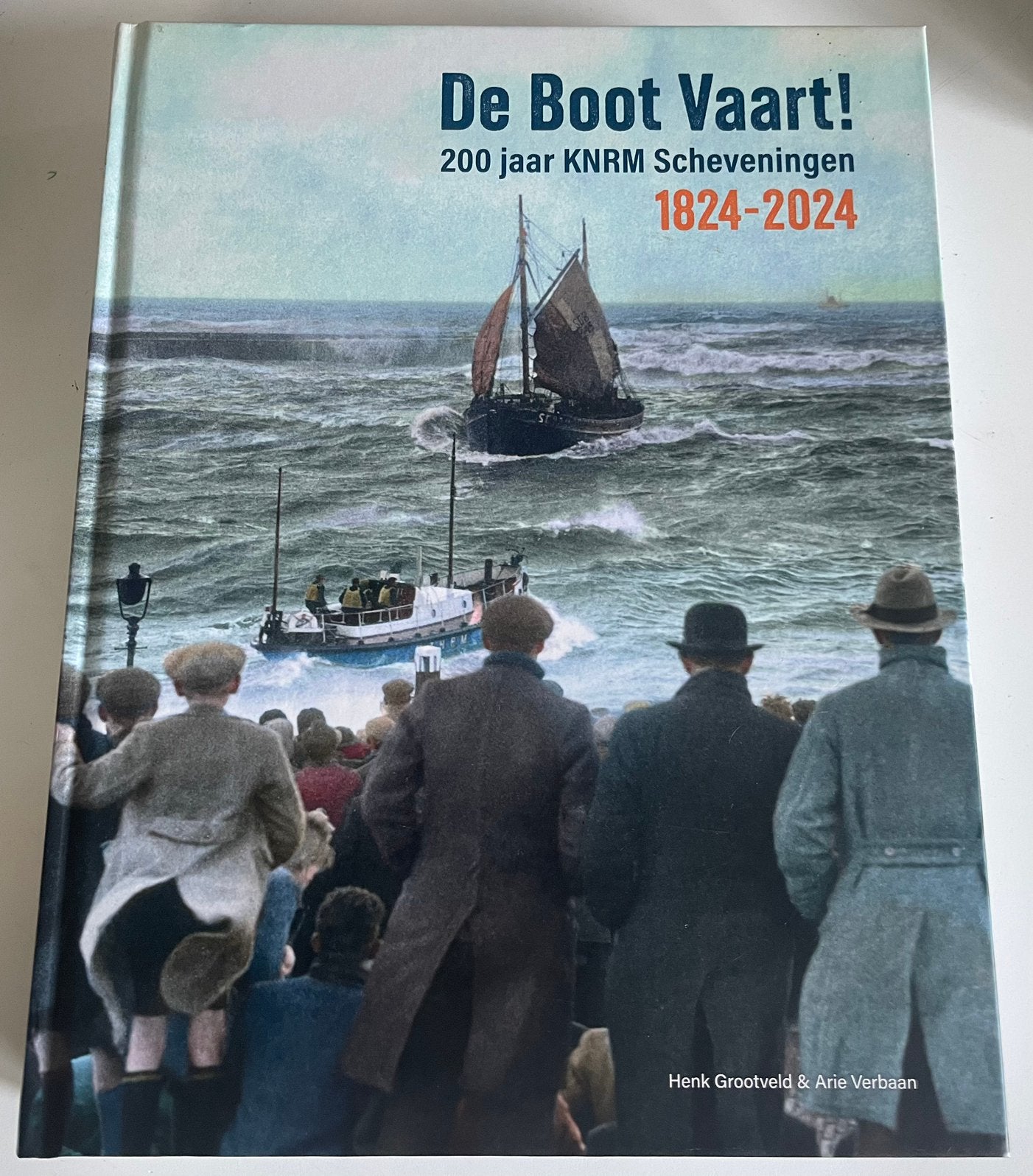 De Boot Vaart 200 jaar KNRM 1824-2024, Verzamelen, Verzenden, Nieuw, Motorboot of Zeilboot, Boek of Tijdschrift