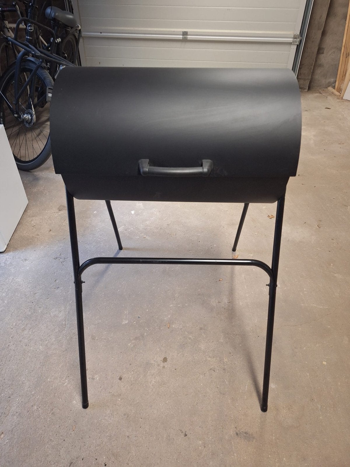 Zwarte BBQ met deksel, Ophalen, Zo goed als nieuw