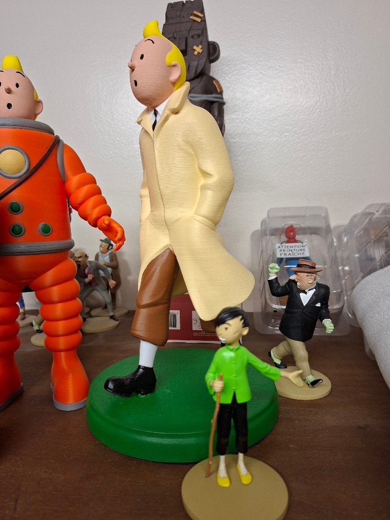 Kuifje beeldje in regenjas 30cm. handgeschilderd, Ophalen of Verzenden, Nieuw, Overige typen