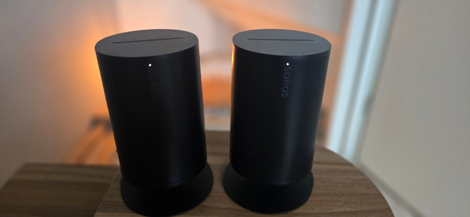 Foto 3 van sonos era 100 op tafelstandaard 2x