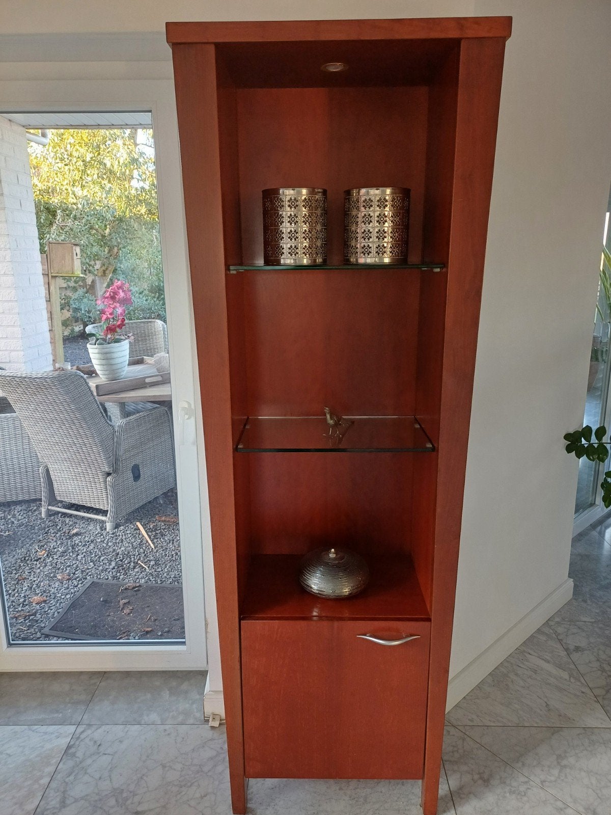 Design vitrinekast kersenhout/glas, TV-meubel en tafel, Ophalen, Glas, 50 tot 100 cm, Zo goed als nieuw