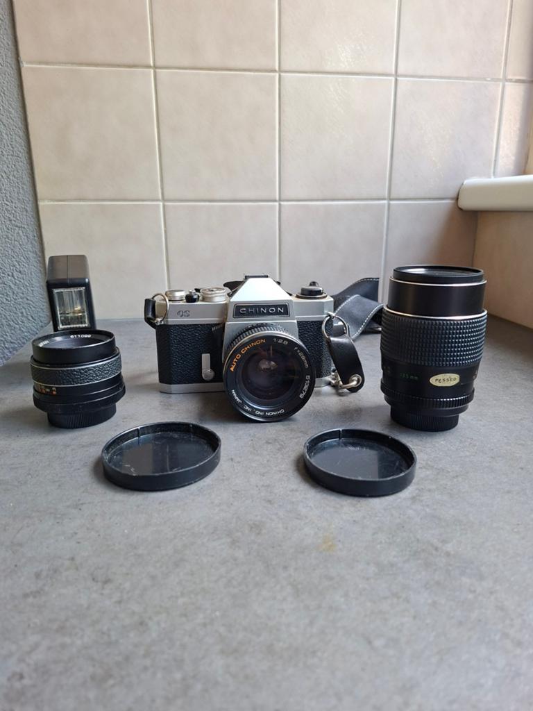 Chinon CS Analoge Camera Set: 3 lenzen, flitser en tas, Ophalen of Verzenden, Gebruikt, Spiegelreflex, Overige Merken