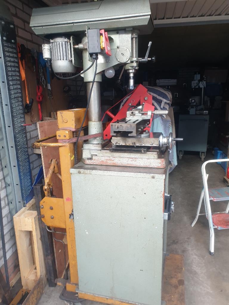 CINCINNATI MILACRON BOOR/FREESMACHINE, Ophalen, Zo goed als nieuw, Metaaldraaibank