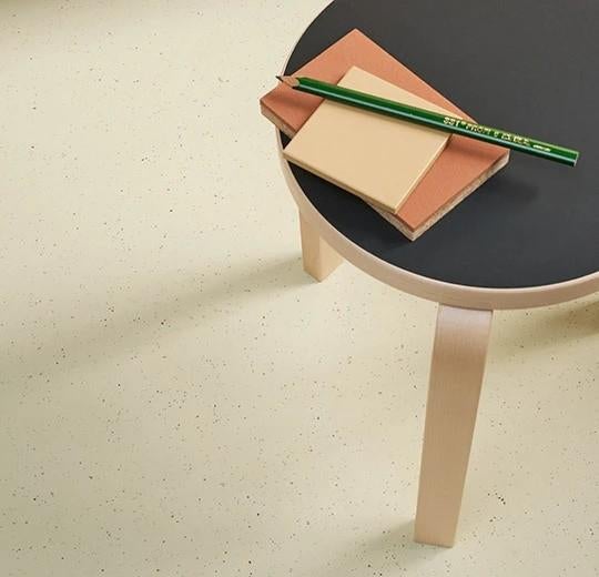 Restant / Coupon Forbo Marmoleum Cacao 3584 White Chocolate, Nieuw, Crème, Ophalen of Verzenden, Minder dan 10 m²