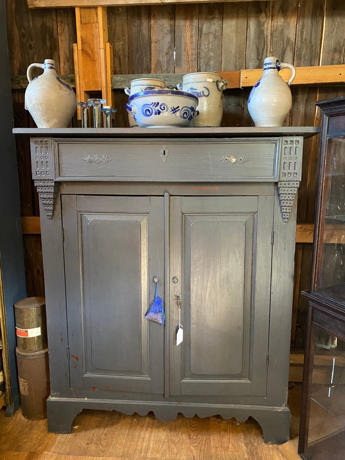Antieke kast, sleets grijs - H134 B114 D47 cm, Ophalen