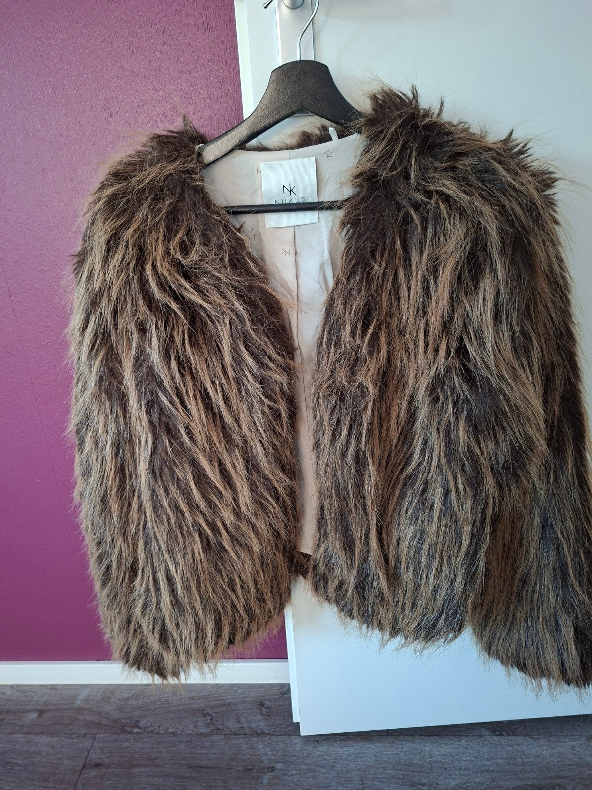 Nukus faux fur jasje.
maat L.
2 X gedragen. kan worden dicht, Bruin, Maat 42/44 (L), Ophalen of Verzenden, Zo goed als nieuw