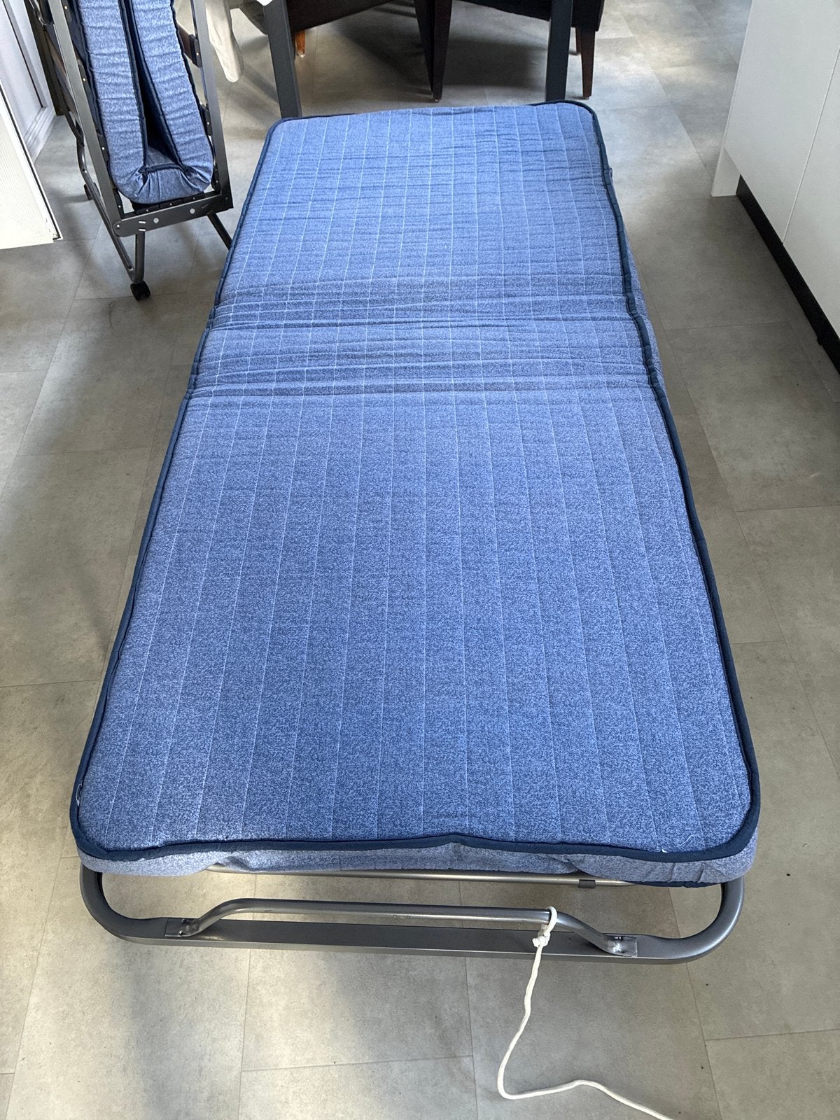 Opvouwbaar logeerbed met matras - Zo goed als nieuw, Ophalen, Verstelbaar, Eenpersoons, Blauw