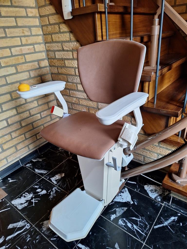 OTO Traplift met 2 bochten., Ophalen