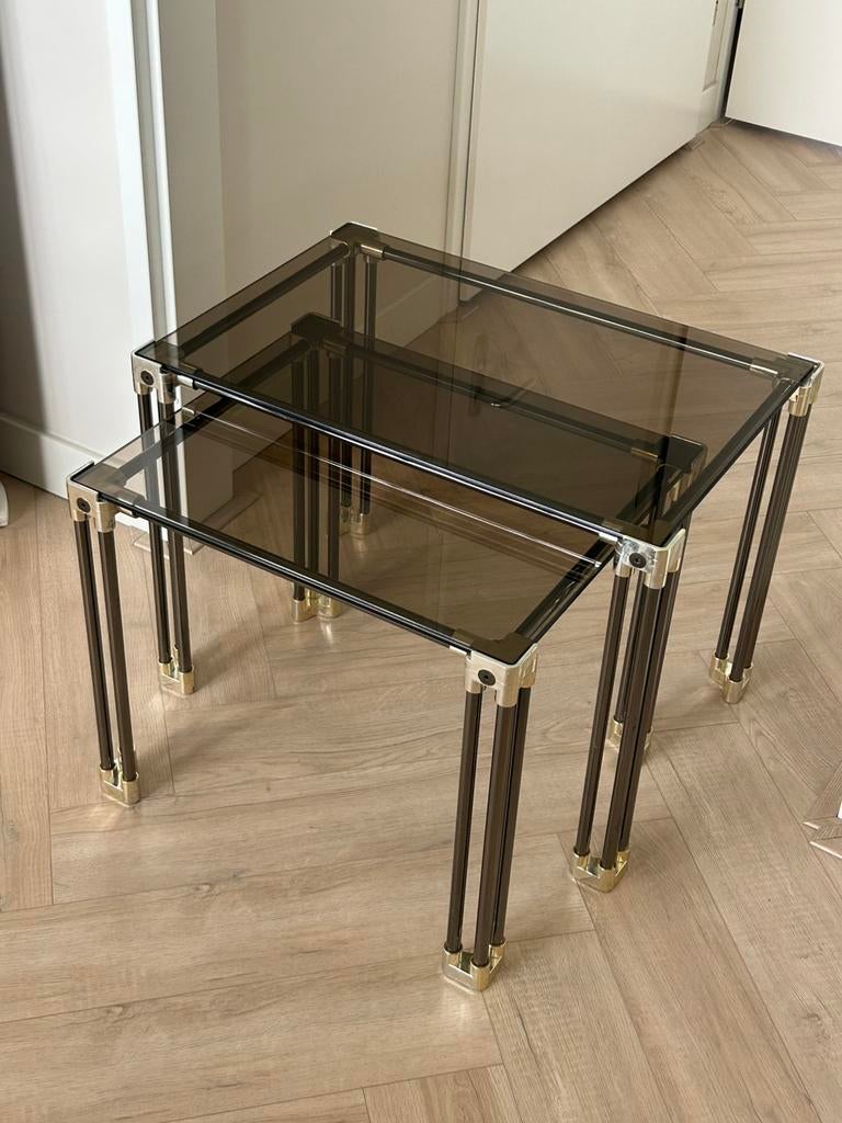 Vintage nesting bijzettafels rookglas set van twee, Huis en Inrichting, Ophalen, Gebruikt, Glas