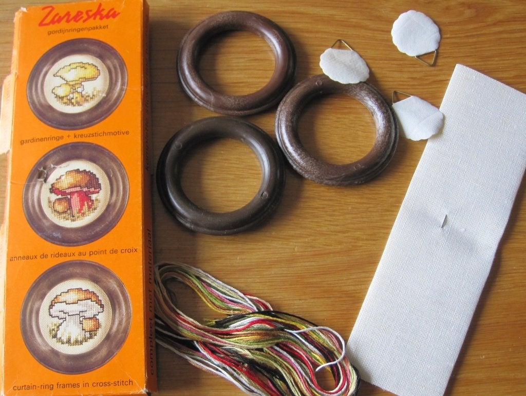 borduurpakket voor gordijnringen - paddestoelen - nieuw, Ophalen of Verzenden, Nieuw, Handborduren, Borduurpakket