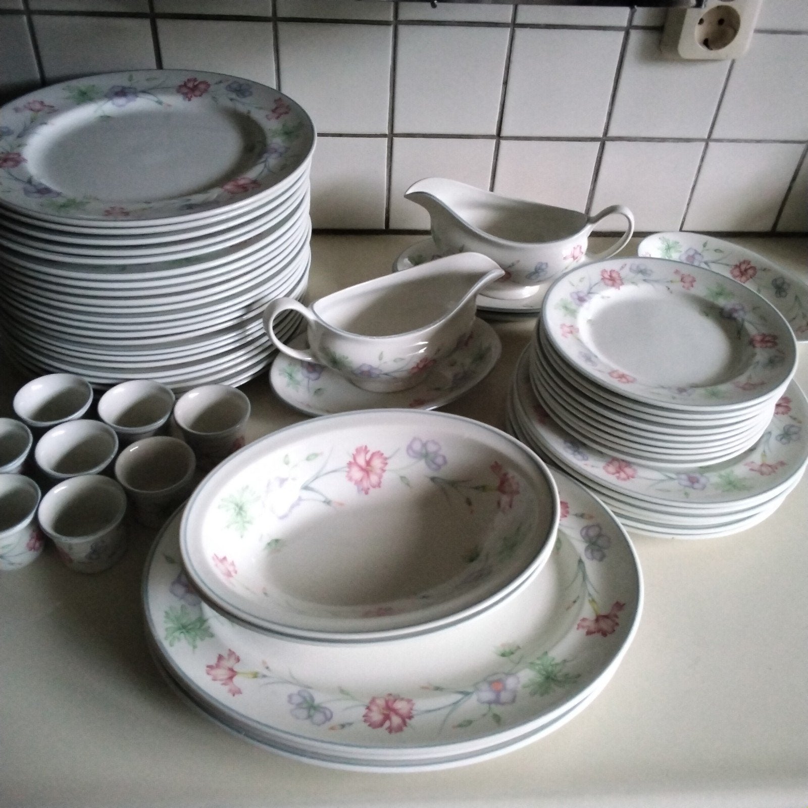Engels servies 'Carnation' - Compleet eet- en koffieservies, Ophalen, Zo goed als nieuw, Porselein, Overige stijlen