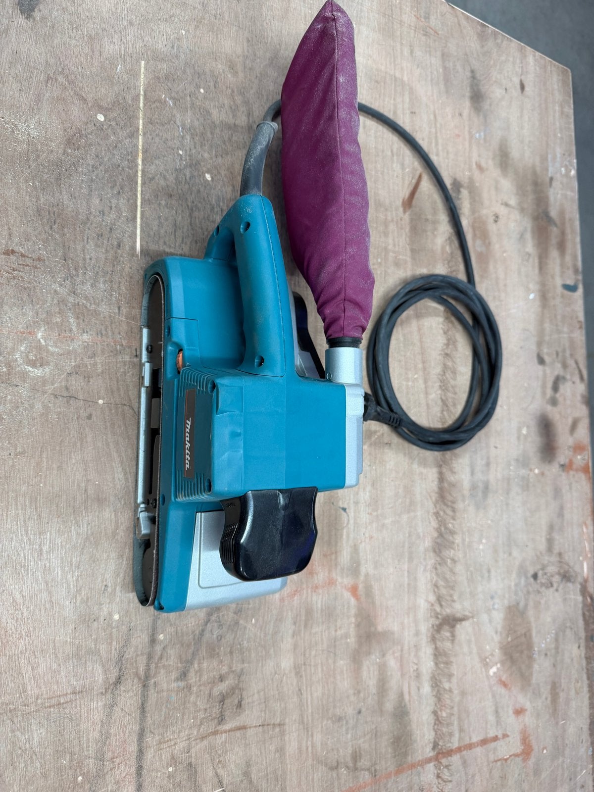 Makita Bandschuurmachine 100x610mm 9404, Ophalen of Verzenden, Gebruikt, 1200 watt of meer, Bandschuurmachine