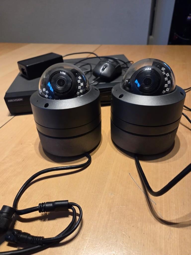 beveiligingscamera's 2 stuks + recorder Hikvision, Ophalen of Verzenden, Gebruikt, Buitencamera