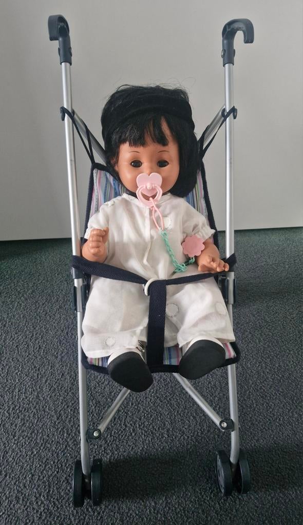 Vintage pop met kleertjes, laarsjes en gratis buggy, Ophalen of Verzenden, Gebruikt, Babypop