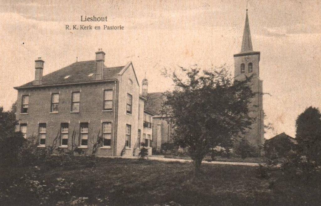 Lieshout R.K. Kerk en Pastorie ca.1920. - foto Bijnen Waalre, Ophalen, Voor 1920, Gelopen, Noord-Brabant