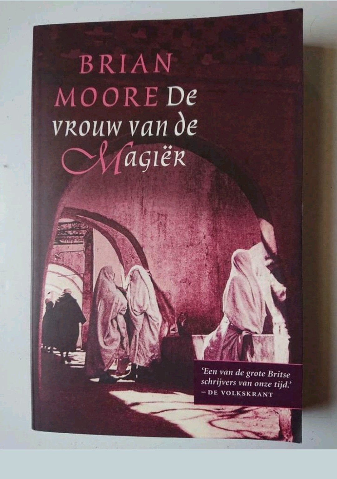 B. Moore - De vrouw van de magier, Ophalen of Verzenden, Zo goed als nieuw, B. Moore