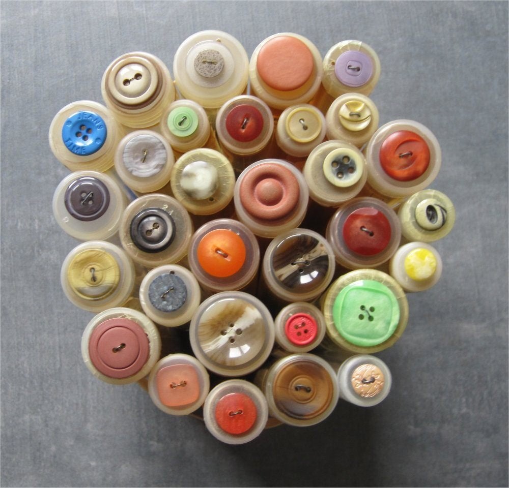 Knopen - 30 buisjes - allerlei kleuren en afmetingen, Ophalen of Verzenden, Nieuw, Knoop of Knopen