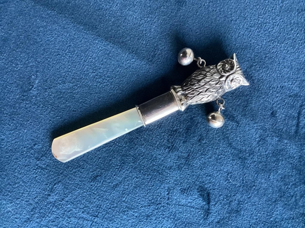 zilveren en parelmoer rammelaar met uil, Antiek en Kunst, Antiek | Goud en Zilver, Ophalen of Verzenden, Zilver