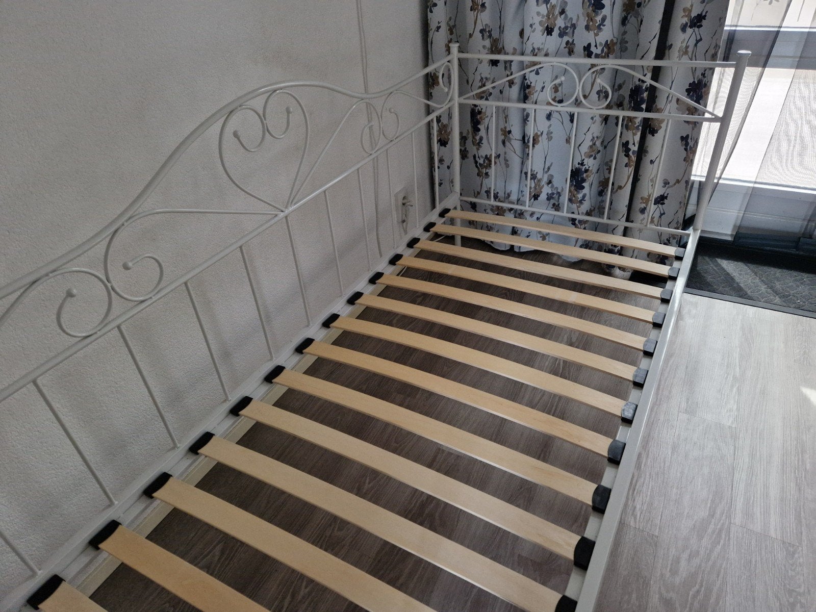 1 persoons bed 90x200 wit metaal met lattenbodem, Ophalen of Verzenden, Zo goed als nieuw