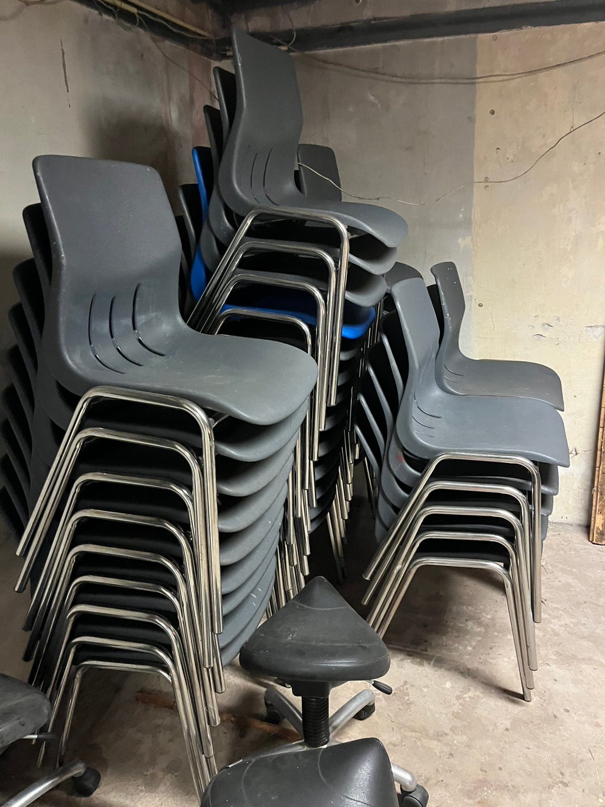 Stoelen kunststof stapelbaar, Ophalen, Gebruikt, Grijs, Metaal