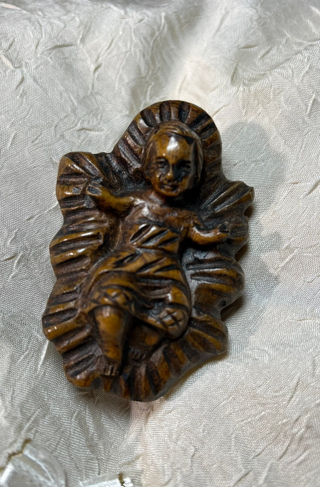 Antiek Houten beeldje Jezus in de kribbe, 8 x 5 cm, Ophalen of Verzenden